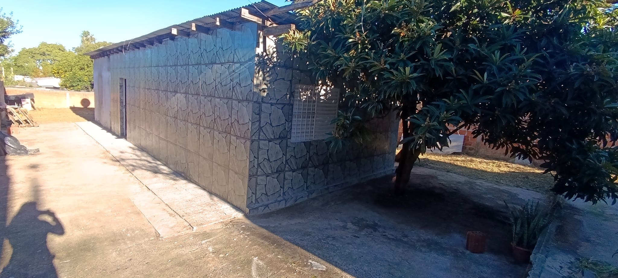 Casa al fondo 4 domitorios cerrada de muro patio grande
